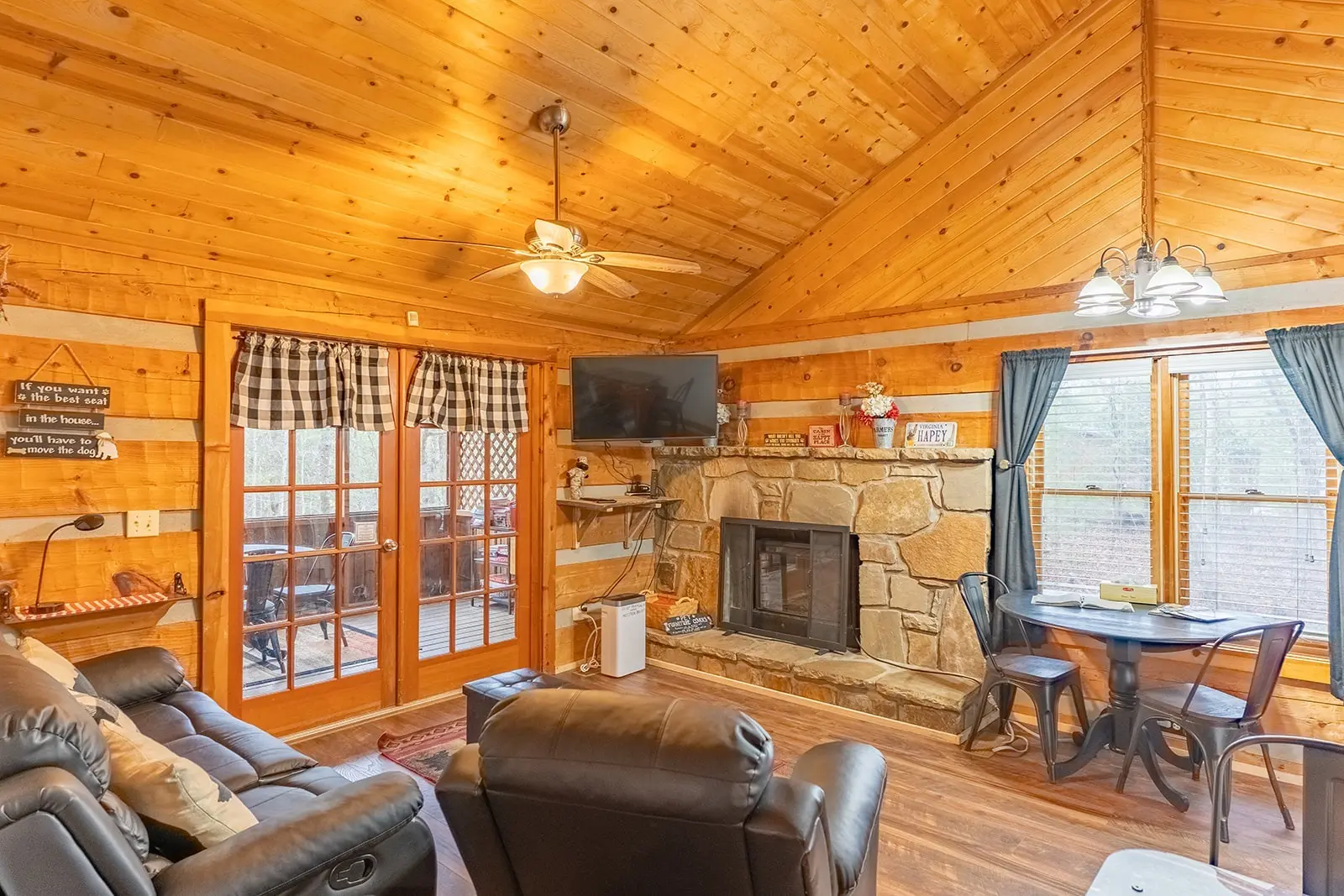 hapey memories living room in sevierville tn