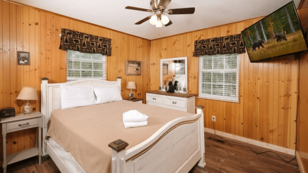 Queen bed bedroom at sleepy bear ranch sevierville tn