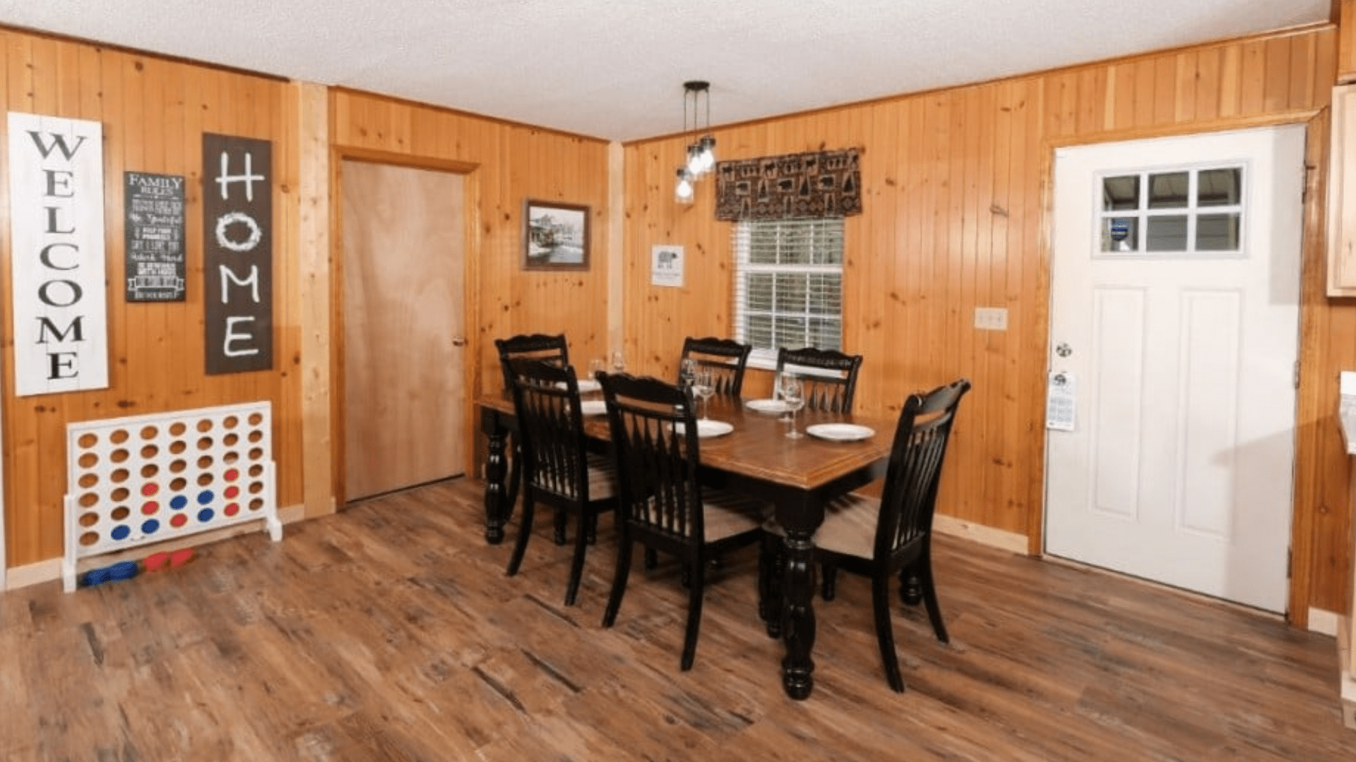 dining room in sleepy bear ranch rental cabin