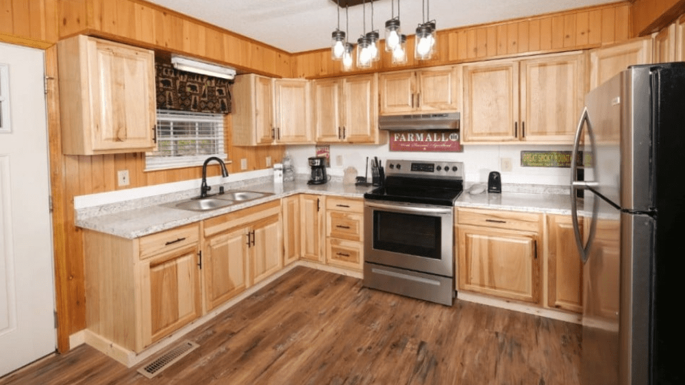 full kitchen at sleepy bear ranch sevierville tn