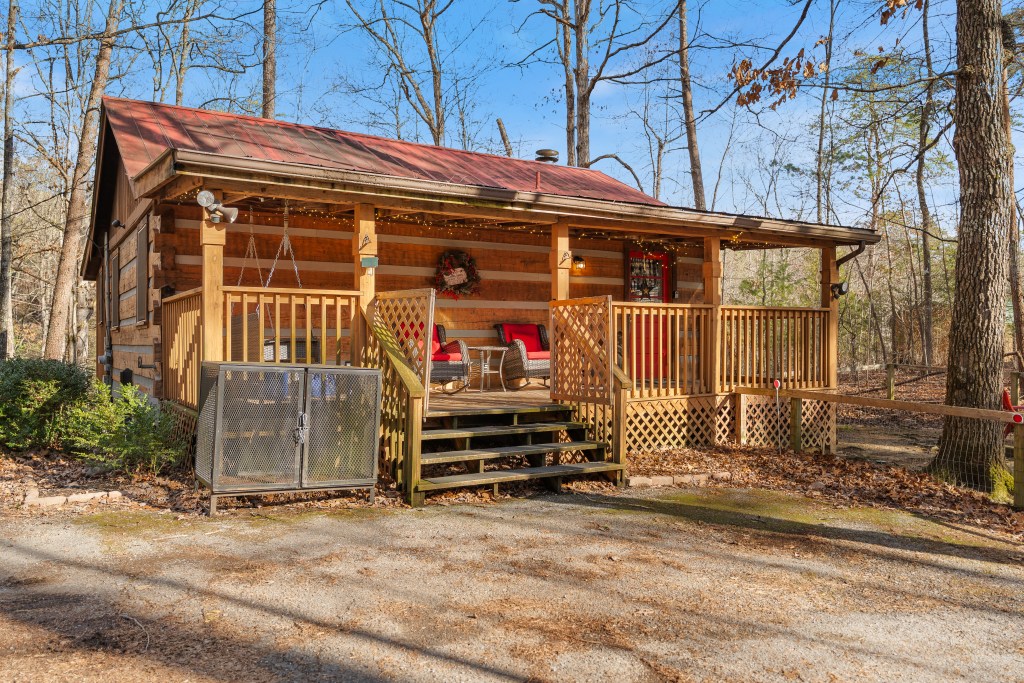 Hapey Memories exterior view of front porch