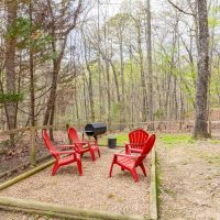Fenced dog run and bbq located at Hapey Memories in Sevierville, TN
