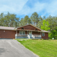 sleepy bear ranch pigeon forge front view from driveway