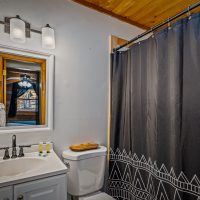 Full bathroom in Bedroom one at Hapey Memories